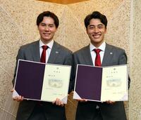 　京都府観光大使を委任され写真に納まる高橋藍（左）と高橋塁（撮影・山口登）