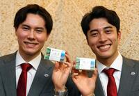 　京都府観光大使を委任された高橋藍（左）と高橋塁は名刺を手に写真に納まる（撮影・山口登）