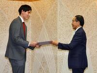 　京都府観光大使を委任された高橋藍（左）は西脇隆俊京都府知事から委任状を授与される（撮影・山口登）