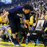 　Ｂリーグ、チャンピオンシップ決勝最終戦の試合前、ケビン・ブラスウェル監督の遺影の前に手を置く宇都宮ブレックスの田臥勇太主将