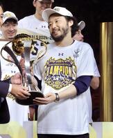 　優勝トロフィーを受け取る宇都宮の田臥勇太