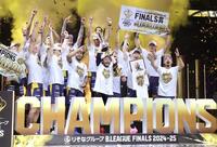 　優勝を決め、喜び合う宇都宮の選手たち