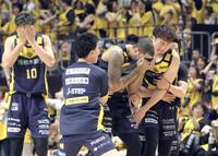 　優勝を決め、喜び合う宇都宮の選手たち