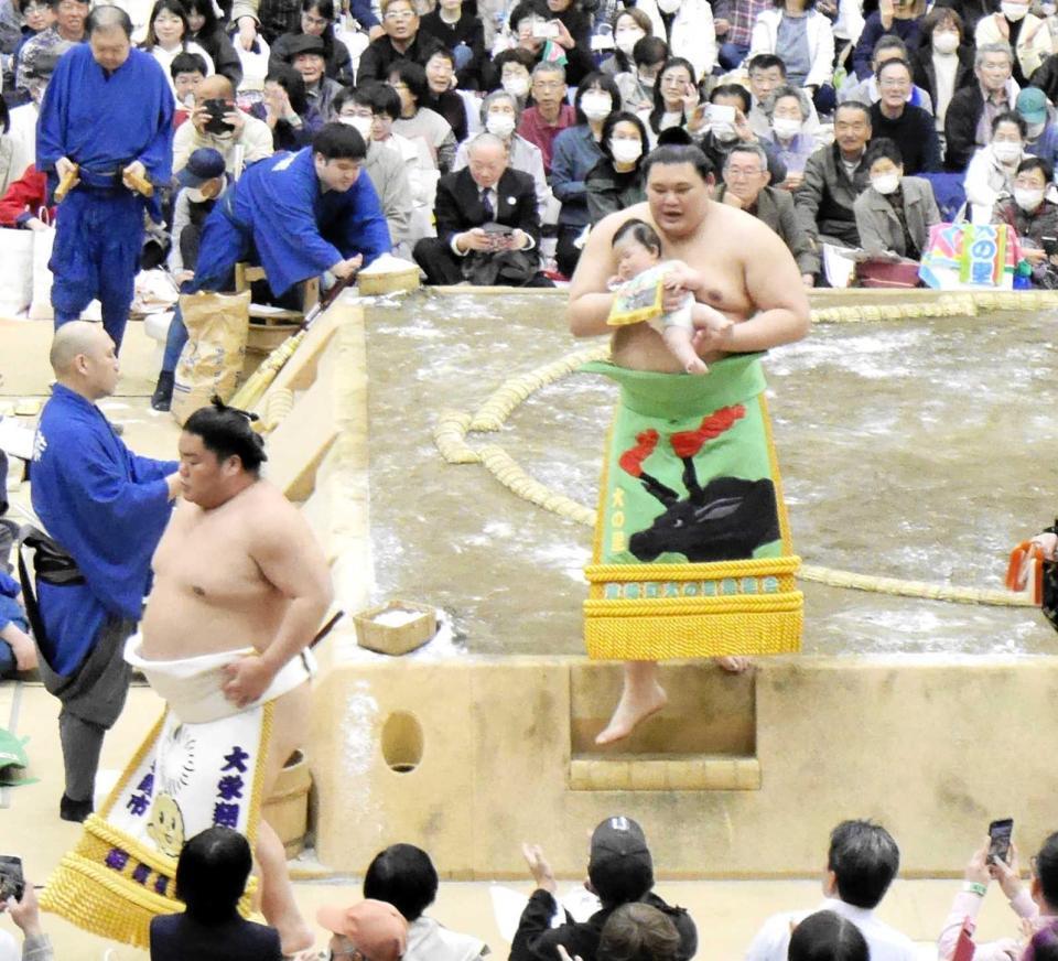 　長井さんの長男を抱いて土俵入りを行った大の里＝４月７日