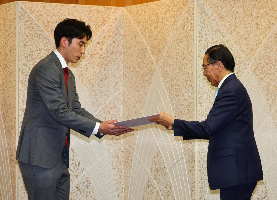 　京都府観光大使を委任された高橋塁（左）は西脇隆俊京都府知事から委任状を授与される（撮影・山口登）