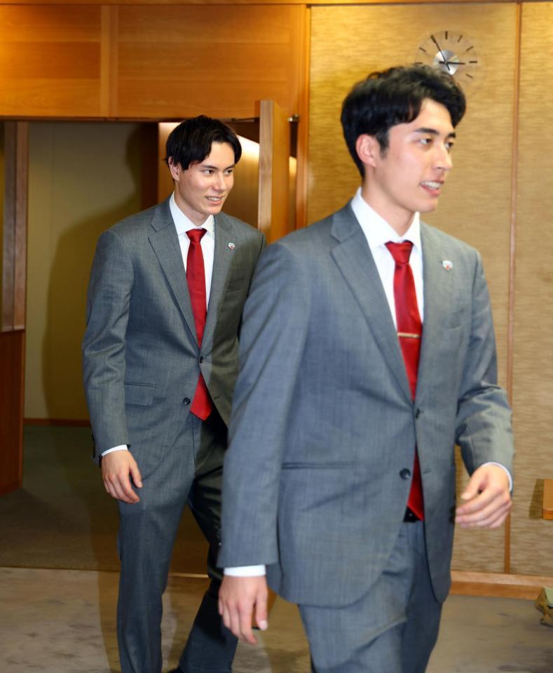 　会場入りする高橋藍（左）と高橋塁（撮影・山口登）