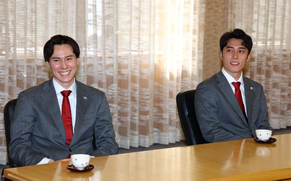 　会場入りし笑顔を見せる高橋藍（左）と高橋塁（撮影・山口登）