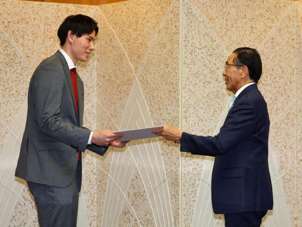 　京都府観光大使を委任された高橋藍（左）は西脇隆俊京都府知事から委任状を授与される（撮影・山口登）