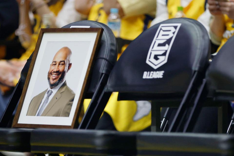 　Ｂリーグ、チャンピオンシップ決勝最終戦で、ベンチに置かれた宇都宮ブレックスのケビン・ブラスウェル監督の遺影