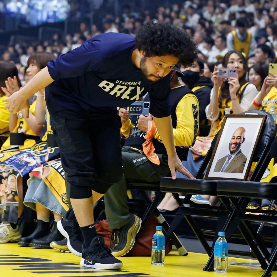 　Ｂリーグ、チャンピオンシップ決勝最終戦の試合前、ケビン・ブラスウェル監督の遺影の前に手を置く宇都宮ブレックスの田臥勇太主将
