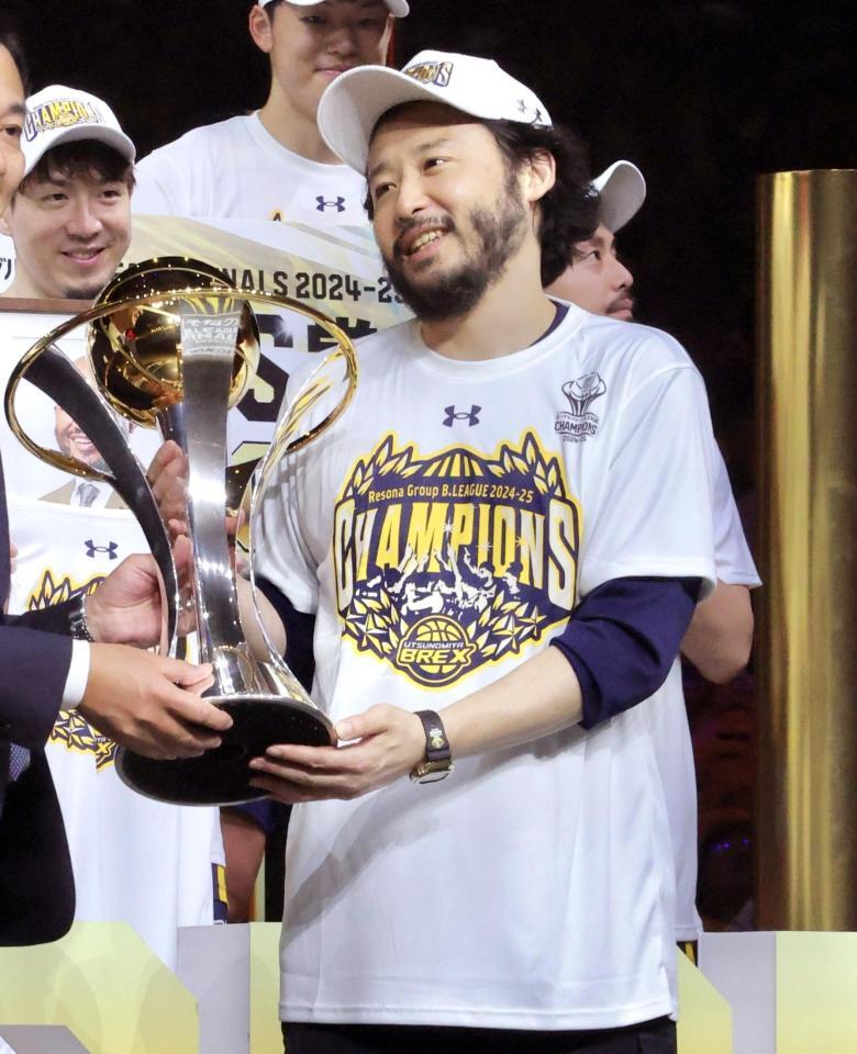 　優勝トロフィーを受け取る宇都宮の田臥勇太