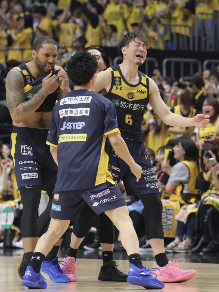 　優勝を決め、喜び合う比江島（６）ら宇都宮の選手たち