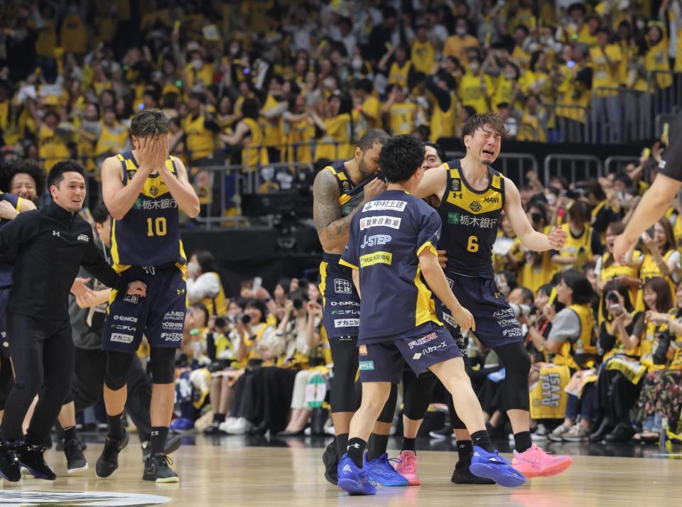 　優勝を決め、喜び合う比江島（６）ら宇都宮の選手たち