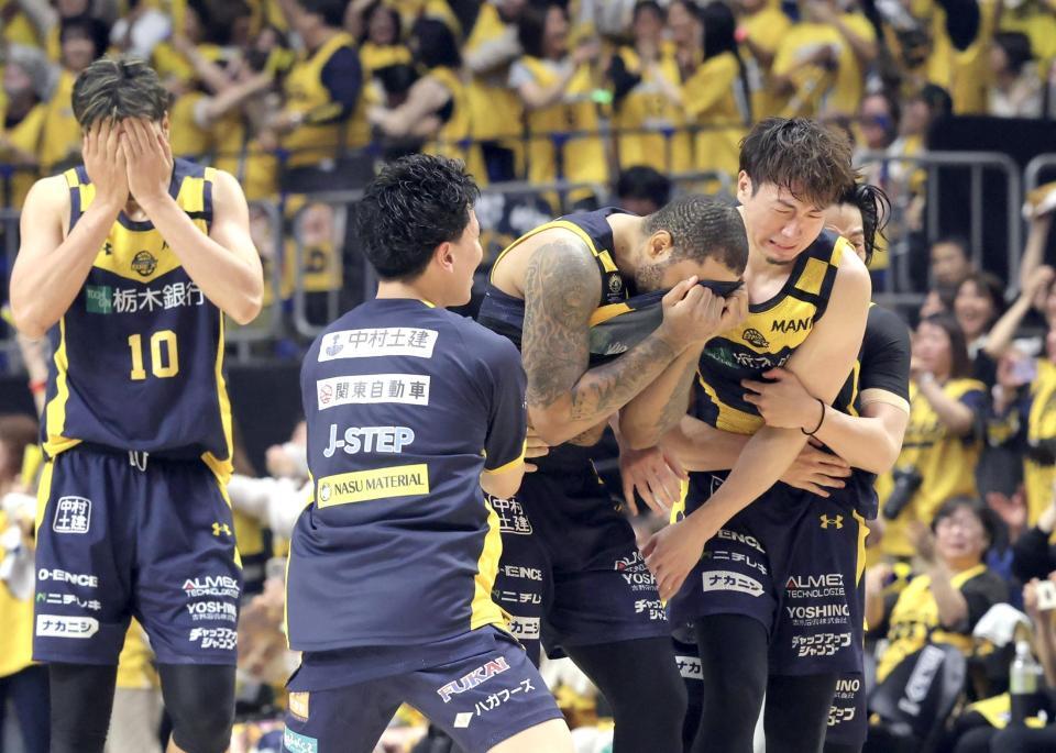 　優勝を決め、喜び合う宇都宮の選手たち