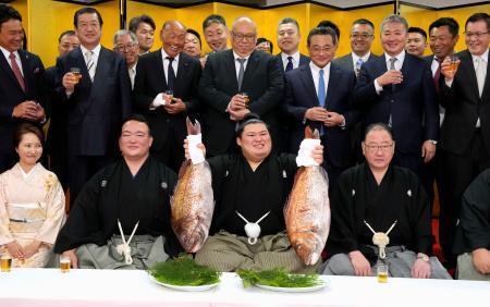 　横綱昇進の伝達式後、タイを手に笑顔を見せる大の里。左隣は二所ノ関親方＝２８日午前、茨城県阿見町の二所ノ関部屋