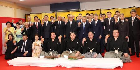 　乾杯をする（前列左から）母・朋子さん、父・中村知幸さん、おかみさん、二所ノ関親方、新横綱・大の里、出羽海親方、秀ノ山親方（撮影・佐々木彰尚）