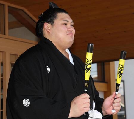 　阪神のグッズを手にする新横綱大の里（撮影・佐々木彰尚）