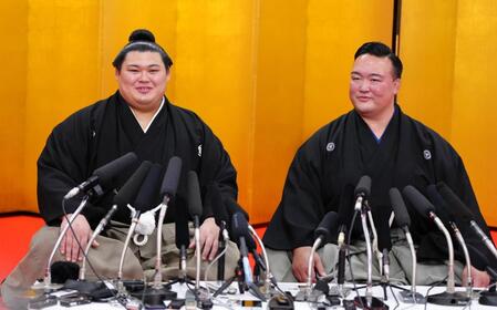 　会見をする新横綱大の里（左）と二所ノ関親方