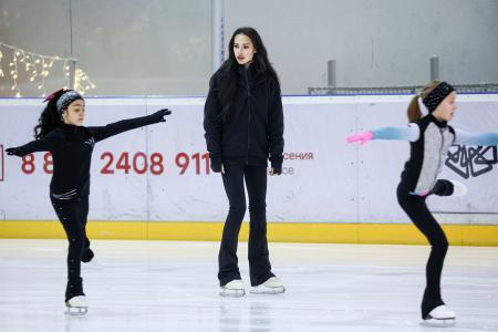 　ロシア南部ソチで少女らを指導するアリーナ・ザギトワ（中央）＝３月（タス＝共同）