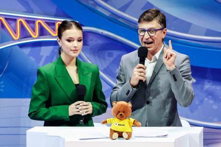 　ロシア・サンクトペテルブルクで開催されたフィギュアスケートのイベントで司会を務めるアンナ・シェルバコワ（左）＝１月（タス＝共同）