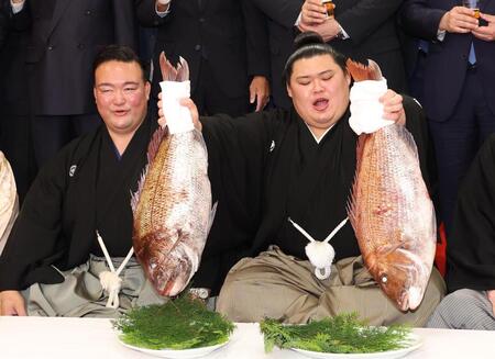 　鯛を手にする新横綱大の里（撮影・佐々木彰尚）