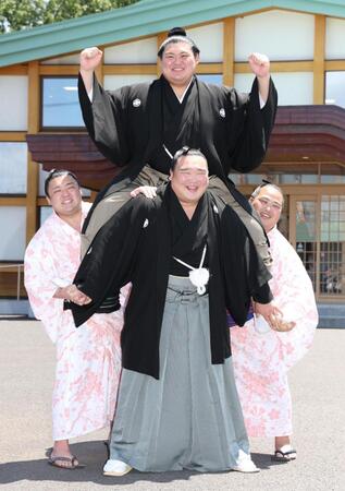 　ガッツポーズの新横綱大の里（上）＝撮影・佐々木彰尚