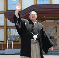 　ファンに手を振る新横綱大の里（撮影・佐々木彰尚）