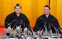 　会見をする新横綱大の里（左）と二所ノ関親方