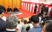 　大勢の報道陣の前で会見をする新横綱大の里