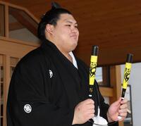 　阪神のグッズを手にする新横綱大の里（撮影・佐々木彰尚）