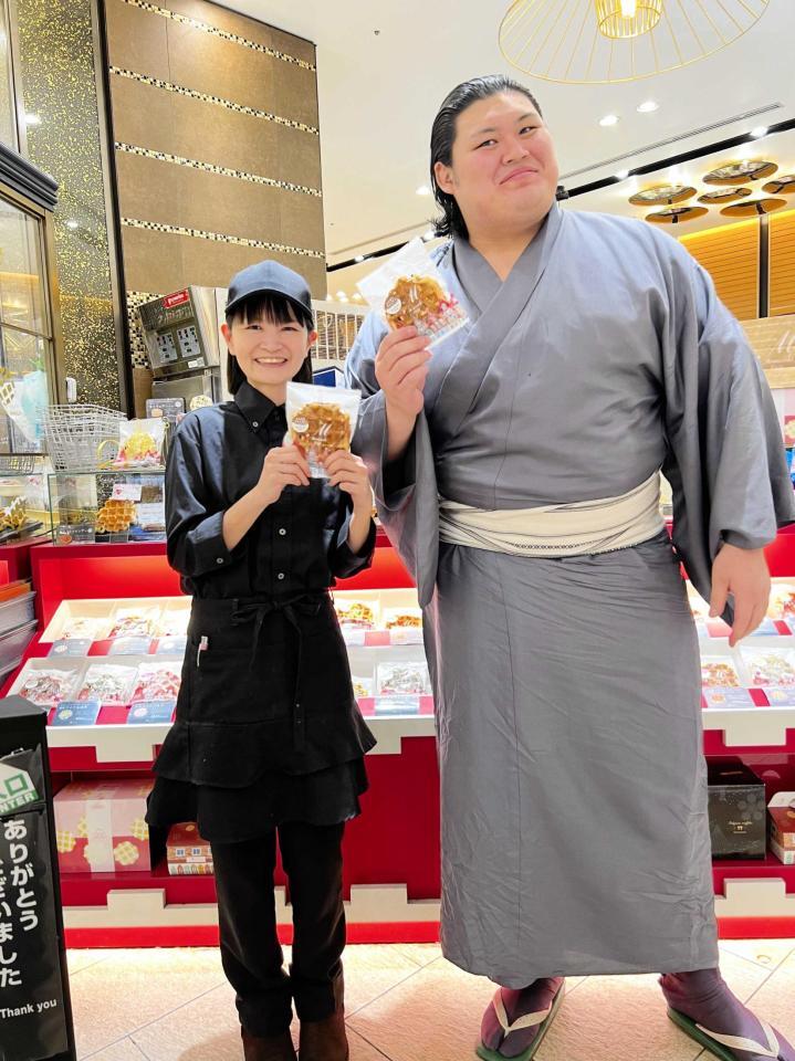 　大の里（右）と木下登希世さん（木下登希世さん提供）