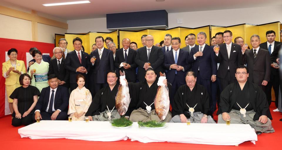 　横綱昇進を喜ぶ（前列左から）母・朋子さん、父・中村知幸さん、おかみさん、二所ノ関親方、新横綱・大の里、出羽海親方、秀ノ山親方（撮影・佐々木彰尚）