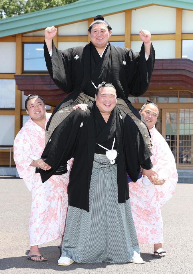 　ガッツポーズの新横綱大の里（上）＝撮影・佐々木彰尚