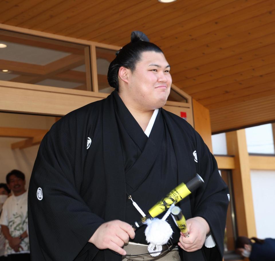 　阪神のグッズを手にした新横綱大の里（撮影・佐々木彰尚）