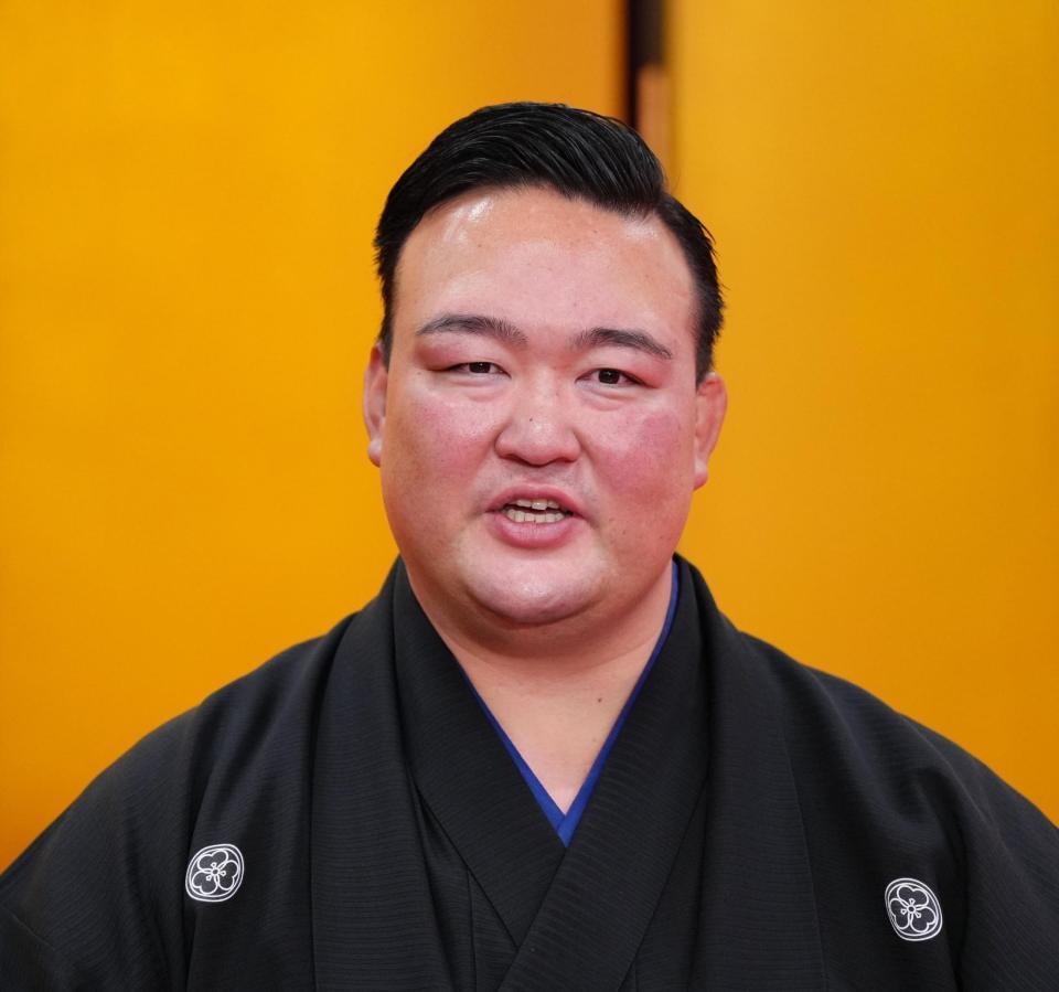 　会見をする二所ノ関親方