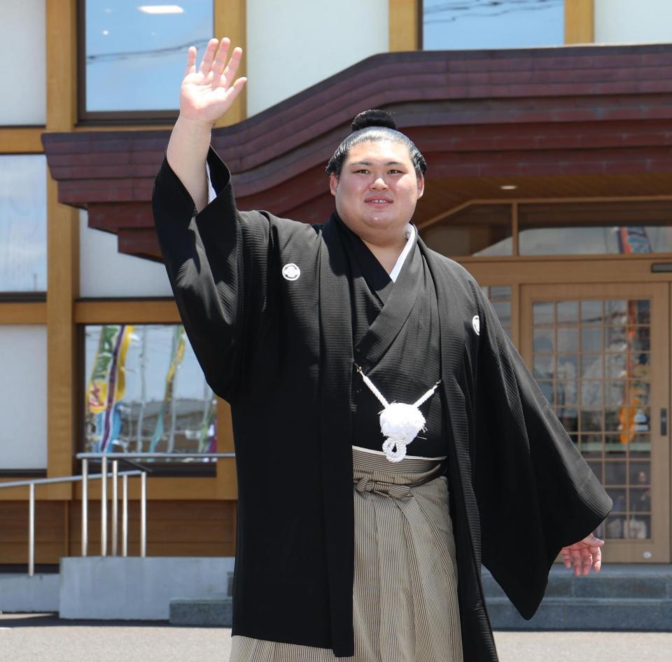 　ファンに手を振る新横綱大の里（撮影・佐々木彰尚）