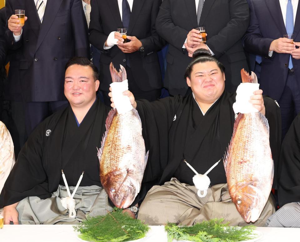 　鯛を手にする新横綱大の里（撮影・佐々木彰尚）