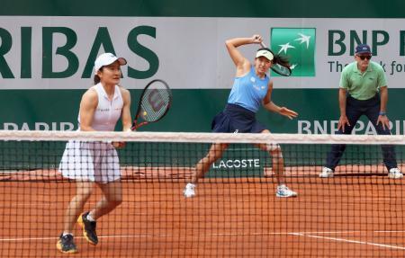 　女子ダブルス１回戦でプレーする（左から）青山修子、内島萌夏組＝パリ（共同）