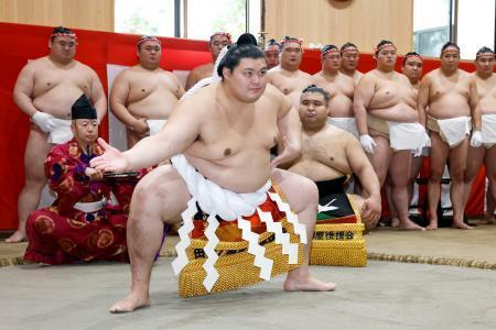　「綱打ち」を行い、土俵入りの練習をする横綱大の里＝２９日、茨城県阿見町の二所ノ関部屋