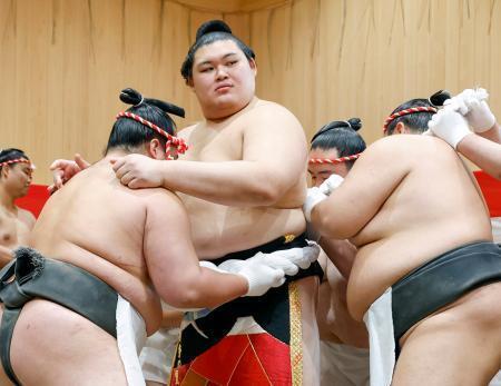 　「綱打ち」で新しい綱を締める横綱大の里＝２９日、茨城県阿見町の二所ノ関部屋