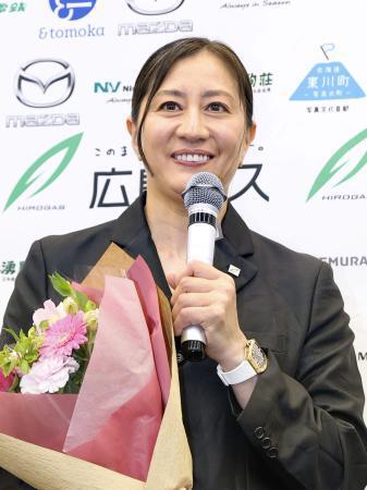 　来年のミラノ・コルティナ五輪シーズン限りでの現役引退を表明したスノーボードの竹内智香＝２９日、東京都千代田区