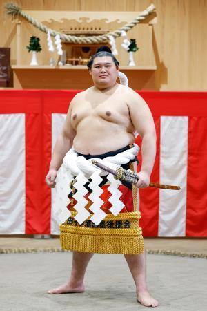 　「綱打ち」で新しい綱を締め、写真に納まる横綱大の里＝２９日、茨城県阿見町の二所ノ関部屋