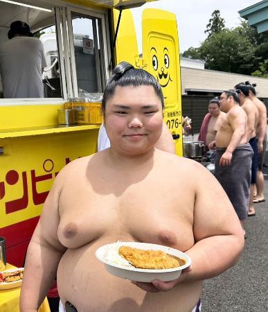 大の里、好物のカレー振る舞う　綱打ちで２５０食