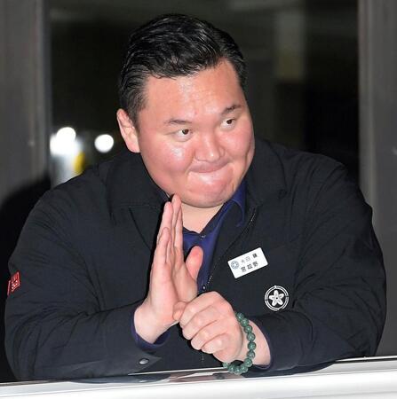 　ファンからの声援に応える宮城野親方＝２５日