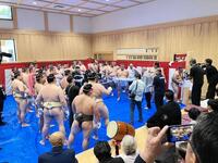 　琴桜、玉鷲、高安、王鵬ら一門の関取衆総出で綱を編む二所ノ関部屋