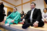 　「綱打ち」を見守る二所ノ関親方（右）と横綱大の里