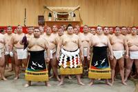 　「綱打ち」で新しい綱を締め、写真に納まる横綱大の里（前列中央）