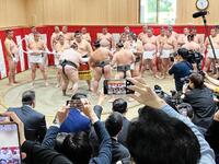 　できあがった綱の長さを調整する大の里