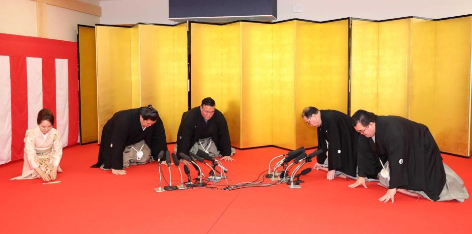 　昇進伝達式で口上を述べる大の里（左から２人目）＝茨城県阿見町の二所ノ関部屋
