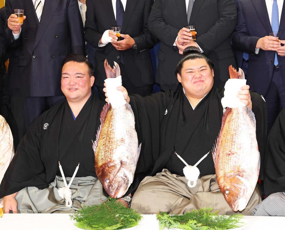 　タイを手にする大の里（右）（撮影・佐々木彰尚）